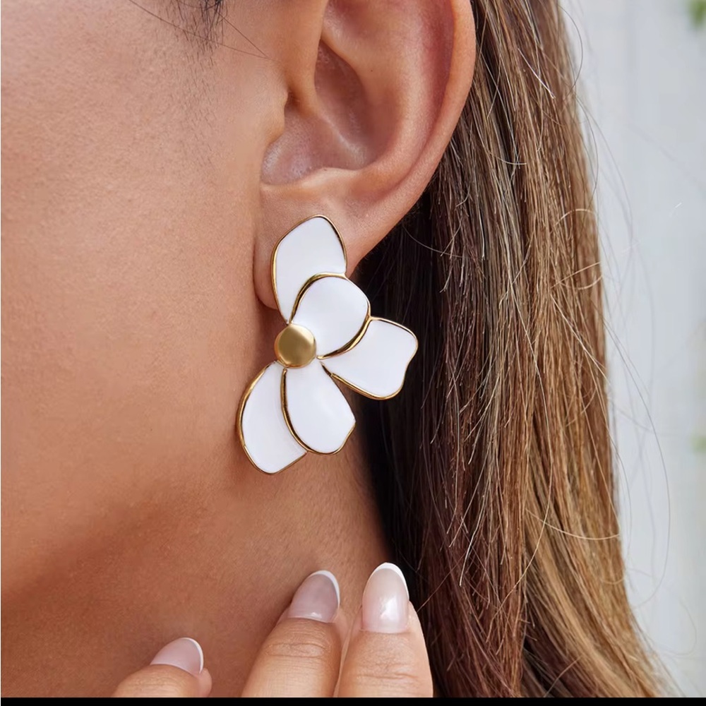 Fashion Jewelry White and Gold Petal Earrings